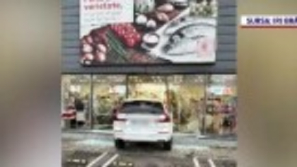 O șoferiță din Brăila a intrat cu mașina în vitrina unui magazin, după ce a încurcat frâna cu accelerația
