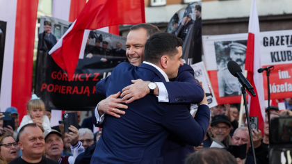 George Simion a plecat în Polonia, la mitingul candidatului naționalist la președinție Karol Nawrocki. Donald Tusk: „Rusia se bucură”