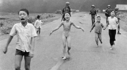 Cine a făcut, de fapt, fotografia „Napalm Girl”? World Press Photo are dubii că autorul este cel pe care îl știm de 52 de ani