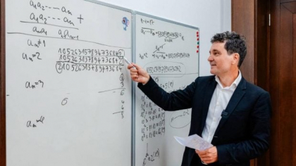 Nicușor Dan ar fi doar al doilea matematician președinte al unei țări, dacă e ales în turul 2. Primul e în Africa