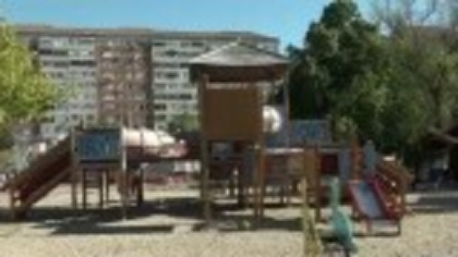 Băiețel, atacat într-un parc din Oradea de un adolescent cu cagulă pe cap. Experții cred că ar fi fost o provocare online
