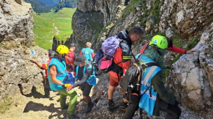 Un traseu cunoscut și periculos din Munții Bucegi este acum mai sigur grație voluntarilor și salvamontiștilor