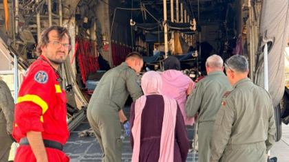 Forțele Aeriene Române au evacuat din Israel zece copii palestinieni răniți și 28 de aparținători