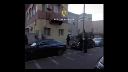 „Odihnește-te în pace”. Angajat al Direcției de Salubritate arestat, după ce i-a comandat șefului o cruce din flori