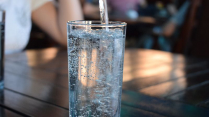 Apa minerală mai are voie să fie filtrată? Franța cere lămuriri UE după controversa Perrier și intervenția Nestlé la vârful puterii