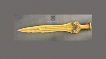 Sabie din Epoca Bronzului, găsită în timpul perchezițiilor la locuința unui bărbat din Bacău