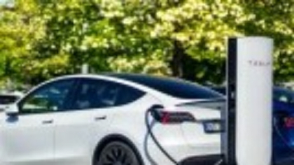 După ce i-au scăzut vânzările, Tesla a lansat în Europa versiunea mai ieftină a celui mai vândut model al său. Cât costă