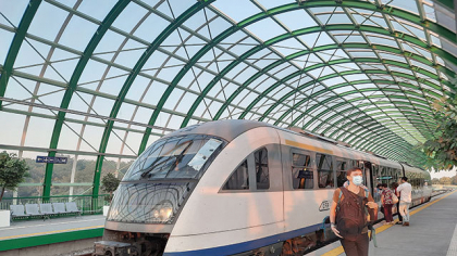 Ruta feroviară care leagă Gara de Nord de Aeroportul internaţional Henri Coandă, investiţie de 120 mil. euro, a ajuns anul trecut la un trafic de 1,4 milioane de pasageri şi a devenit a patra cea mai importantă după biletele vândute. Pe primul loc este Bucureşti-Braşov cu 7 mi­li­oane de pasageri