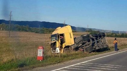 O cisternă cu acid sulfuric s-a răsturnat pe șosea, trafic deviat pe DN1