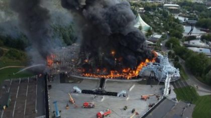 Incendiu la un mare festival. Scena principală a fost distrusă de flăcări