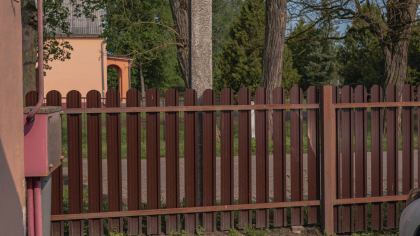Lege pentru românii care au casă la curte. Cine trebuie să construiască gardul dintre vecini. Instanța îi va obliga la plată