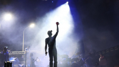 Incident HALUCINANT pe scenă! Un cântăreț renumit a CĂZUT din nou, în timpul concertului: „De ce o face des?”