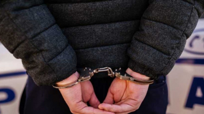 Bărbat din București, arestat după ce a încercat să intre cu forța în locuința unei persoane pentru a o ucide. Victima, internată în spital