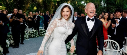 Jeff Bezos şi Lauren Sánchez s-au căsătorit. Singurele imagini pe care mireasa le-a publicat din cea mai fericită zi a vieții ei: „Nu e doar o rochie, ci o poezie”