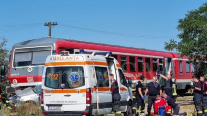 O Dacia Logan a fost lovită și târâtă de un tren 20 de metri, în Satu Mare. Unul dintre pasageri a murit