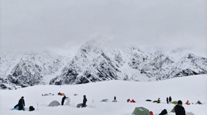 Turiștii care au rămas blocaţi pe Muntele Everest din cauza ninsorilor abundente au fost salvaţi