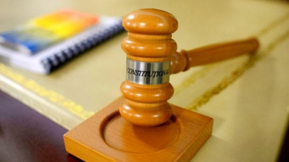 Un magistrat din Ploiești a decis că poate judeca decizia CCR de anulare a alegerilor 2024, dar tot el și-a amânat verdictul