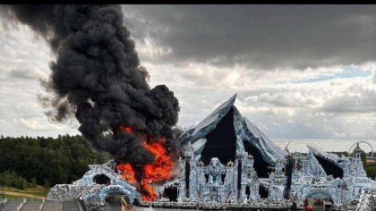 VIDEO Incendiu uriaș la scena principală a festivalului Tomorrowland, degajări mari de fum