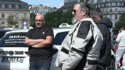 VIDEO. „Nu vom renunța”. Taxiurile blochează accesul către Gara Lyon din Paris