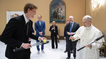 Papa Leon a pus mâna pe racheta de tenis. Noul Suveran Pontif a primit vizita liderului mondial