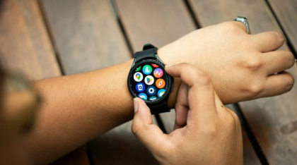 Cadouri personalizate pentru un stil de viață activ: de la accesorii utile la smartwatch-uri performante