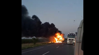 Accident mortal pe DN2. Un șofer a murit carbonizat după ce s-a izbit cu mașina de un camion
