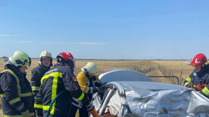 Două persoane au murit și patru sunt rănite într-un accident în județul Arad. Traficul pe DN7B este oprit