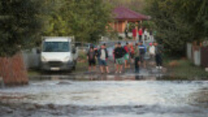 Cod galben de inundaţii pe râuri din şapte judeţe, până la miezul nopţii. Avertismentul hidrologilor