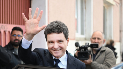 Victoria în care nimeni nu credea este salutată cu entuziasm de investitori: câştigarea alegerilor de Nicuşor Dan saltă bursa de valori cu 4% şi aduce o apreciere de 1,4% pentru leu în cea mai bună şedinţă din ultimii 12 ani. Costurile de finanţare ale statului scad abrupt