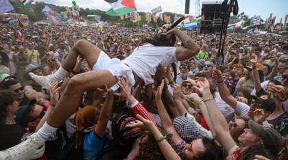 Scandal la Festivalul Glastonbury: BBC, criticat pentru difuzarea mesajelor anti-Israel ale trupei Bob Vylan
