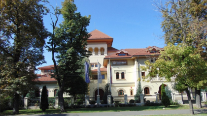 RA-APPS se ia la trântă cu Bolojan, după ce acesta a reclamat ”nesimțirea” închirierii Palatului Kiseleff către o firmă care a cedat ulterior imobilul către EximBank, la preț dublu. Regia spune despre contractul cu firma că este legal și profitabil
