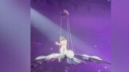 Clipe de încercare pentru Katy Perry. Fluturele uriaş pe care „zbura” deasupra mulțimii, s-a mișcat brusc