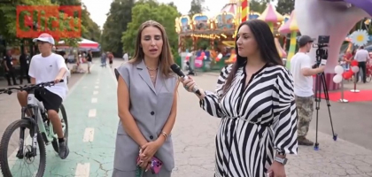 Roxana Blagu și-a scos băiețelul la plimbare în parc! Cu cine seamănă micuțul?