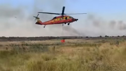 Incendiu de proporții în Tulcea. Elicopterul Black Hawk intervine pentru a treia zi consecutiv