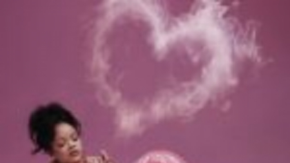 Rihanna își dezvăluie cu eleganță a treia sarcină