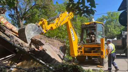 Primăria s-a pus pe demolări