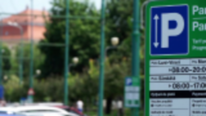 Un pensionar din Buzău cu o Dacie a plătit cash 22.000 de lei pentru un loc de parcare