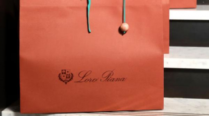 Scandal la Loro Piana: Angajații care făceau hainele de lux erau exploatați. Un croitor a fost bătut fiindcă și-a cerut salariul