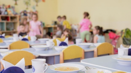 Stafilococ găsit în mâncarea din programul „Masă sănătoasă”. Un tată acuză mușamalizarea, sute de părinți apără școala. Explicația firmei de catering