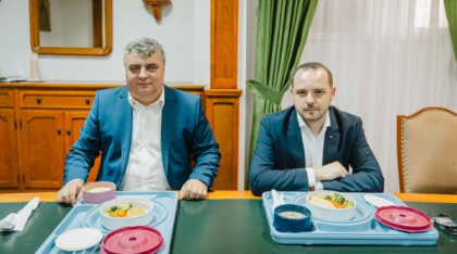 Ministrul Sănătății merge deja în spitale și gustă mâncarea pentru pacienți, la masă cu managerii unităților sanitare: „M-am convins”