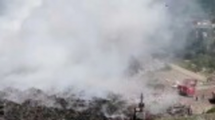 Un incendiu major a cuprins groapa de gunoi de la Aninoasa. Fumul a ajuns și în Târgoviște, aflat la 5 km distanță