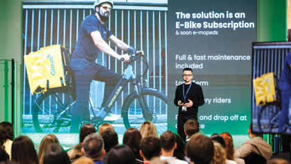 ZF IT Generation. Daniel Trohin, cofondator şi CEO Renter – închiriere de biciclete electrice pentru curieri: Am atras recent o finanţare nouă de 300.000 de euro pentru extinderea flotei. Vizăm un milion de euro venit anual recurent şi intrarea în noi oraşe