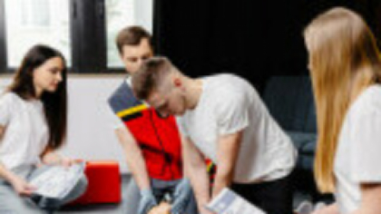 Primul curs de ajutor certificat internațional în școlile din România. Sute de elevi și profesori vor fi instruiți