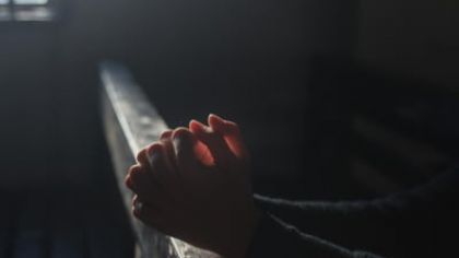 Românii se consideră persoane religioase, dar puțini merg la biserică.  Religiozitatea practicantă este mai ridicată în rândul votanților AUR SONDAJ