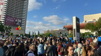 Mii de participanţi la mitingul pro-Europa. Aceştia au plecat din Piaţa Universităţii spre Piaţa Victoriei