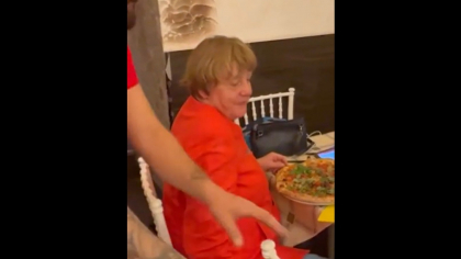 Angela Merkel, singură în pizzerie
