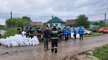 Cod galben de inundaţii pe râuri din şapte judeţe, până la miezul nopţii