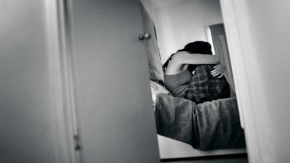 Femeie din Iași bătută de soț în toiul nopții pentru că sforăia prea tare. Bărbatul, condamnat pentru violență în familie