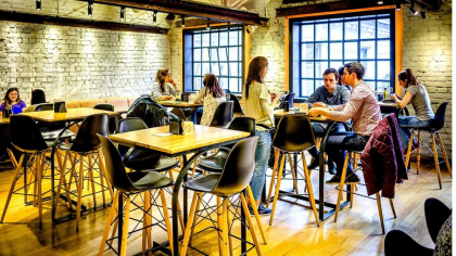 Masa la restaurant ar putea costa cu 30% mai mult. HORECA: O creștere a TVA poate prăbuși turismul românesc