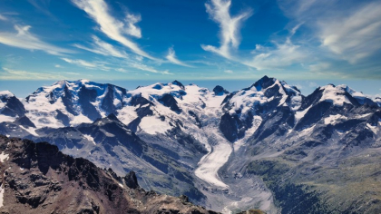 Un excursionist căzut într-o crevasă a fost salvat datorită câinelui său. Ce a făcut „eroul patruped”